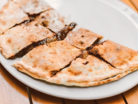Пълнени арабски питки (за дюнер) с телешка кайма, заквасена сметана и кашкавал - снимка на рецептата
